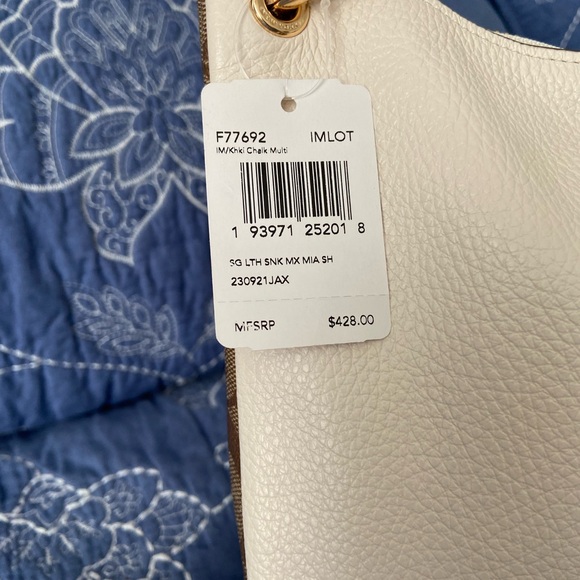 Coach Mia - Picture 5 of 10